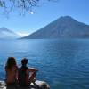 Admirando a beleza da laguna Atitlán e de seus vulcões, em San Marcos La Laguna, na Guatemala